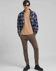chemise-carreaux-replay-bleue-homme-porte