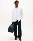 chemise-tommy-hifilger-homme-blanc-porte