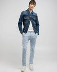 chino-replay-homme-bleu-porte