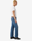 jean-501-levis-homme-bleu-porte-profil
