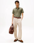 polo-tommy-hilfiger-kaki-homme-porte