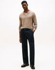 pull-col-v-tommy-hilfiger-homme-beige-porte