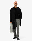 pull-lacoste-noir-homme-porte