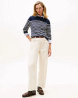 pull-mariniere-femme-tommy-hilfiger-marine-porte