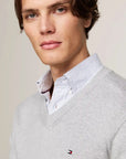 pull-tommy-hilfiger-gris-cachemire-homme-face-zoom