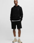 short-boss-homme-noir-porte