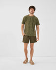 short-de-bain-jott-niolon-kaki-homme-porte_1