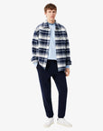 sweat-lacoste-bleu-molleton-hommeSH8868-00-T01-porte
