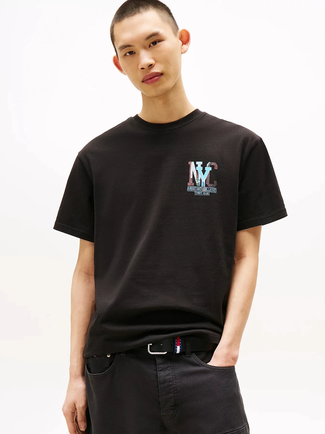 t-shirt-tommy-jeans-noir-homme-face