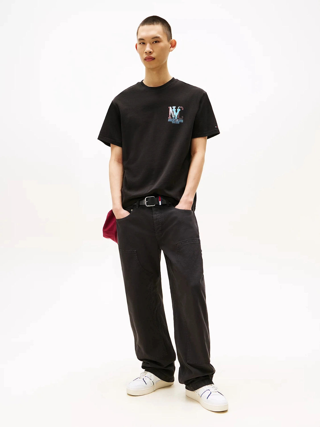 t-shirt-tommy-jeans-noir-homme-porte
