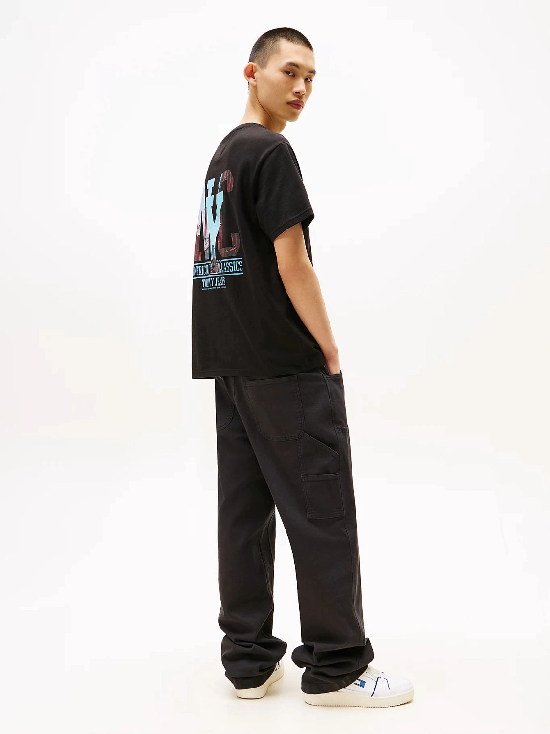 t-shirt-tommy-jeans-noir-homme-profil