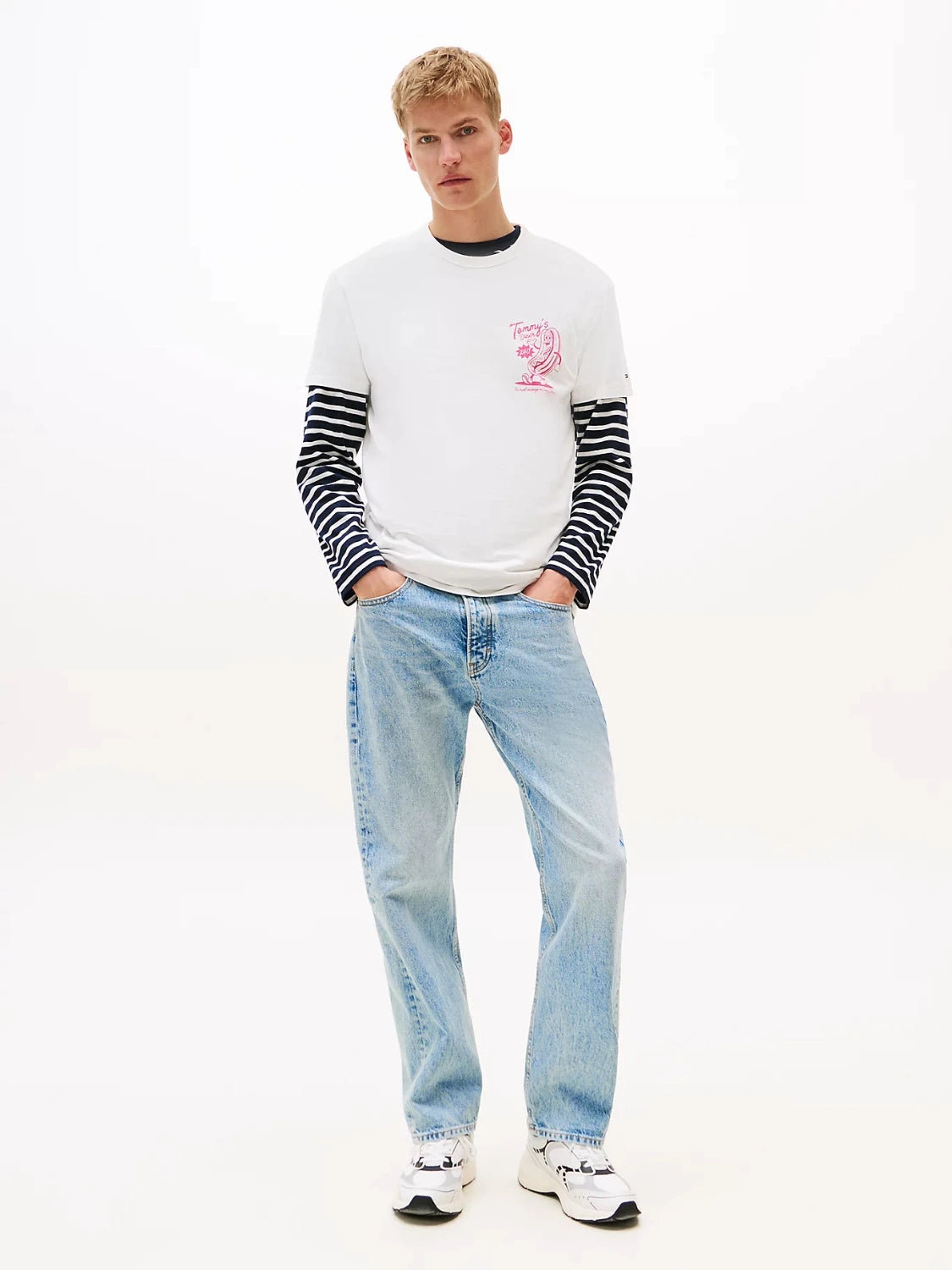 tshirt-tommy-jeans-homme-blanc-porte