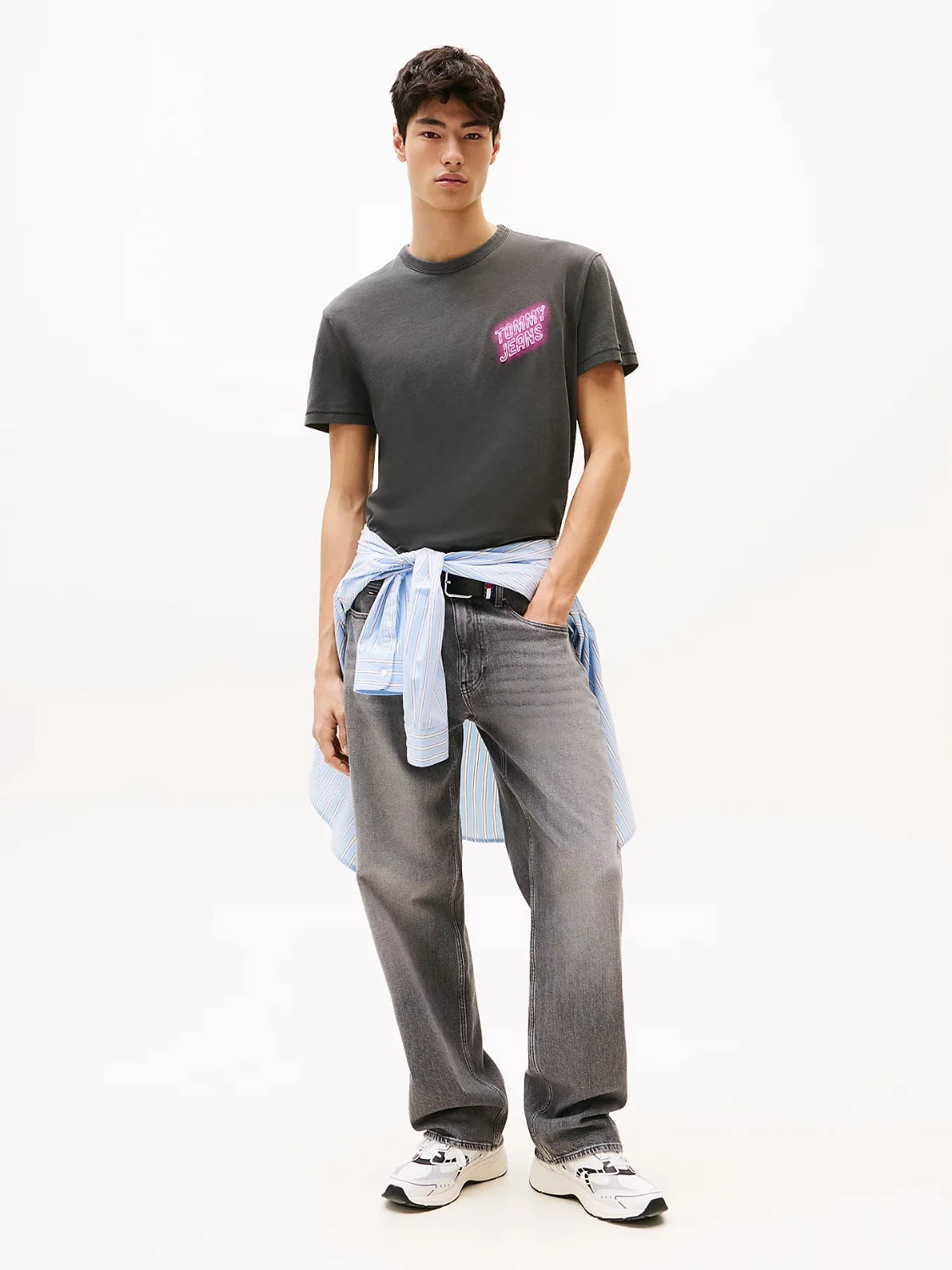 tshirt-tommy-jeans-homme-noir-porte
