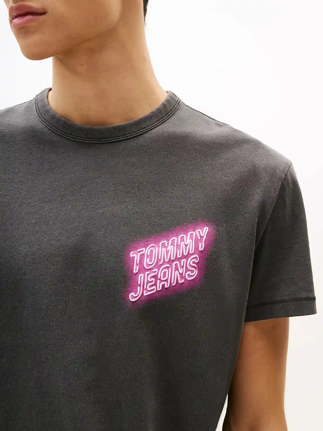 tshirt-tommy-jeans-homme-noir-zoom