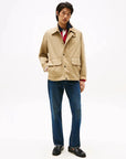 veste-tommy-hifilger-homme-beige-porte