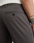 Pantalon chino Tommy Hilfiger slim gris en coton bio - Georgespaul