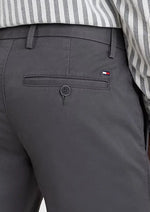Afbeelding in Gallery-weergave laden, Pantalon chino homme Tommy Hilfiger gris en coton stretch | Georgespaul
