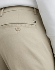 Pantalon chino slim Tommy Hilfiger beige en coton stretch - Georgespaul