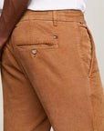 Pantalon chino slim Tommy Hilfiger marron en velours - Georgespaul