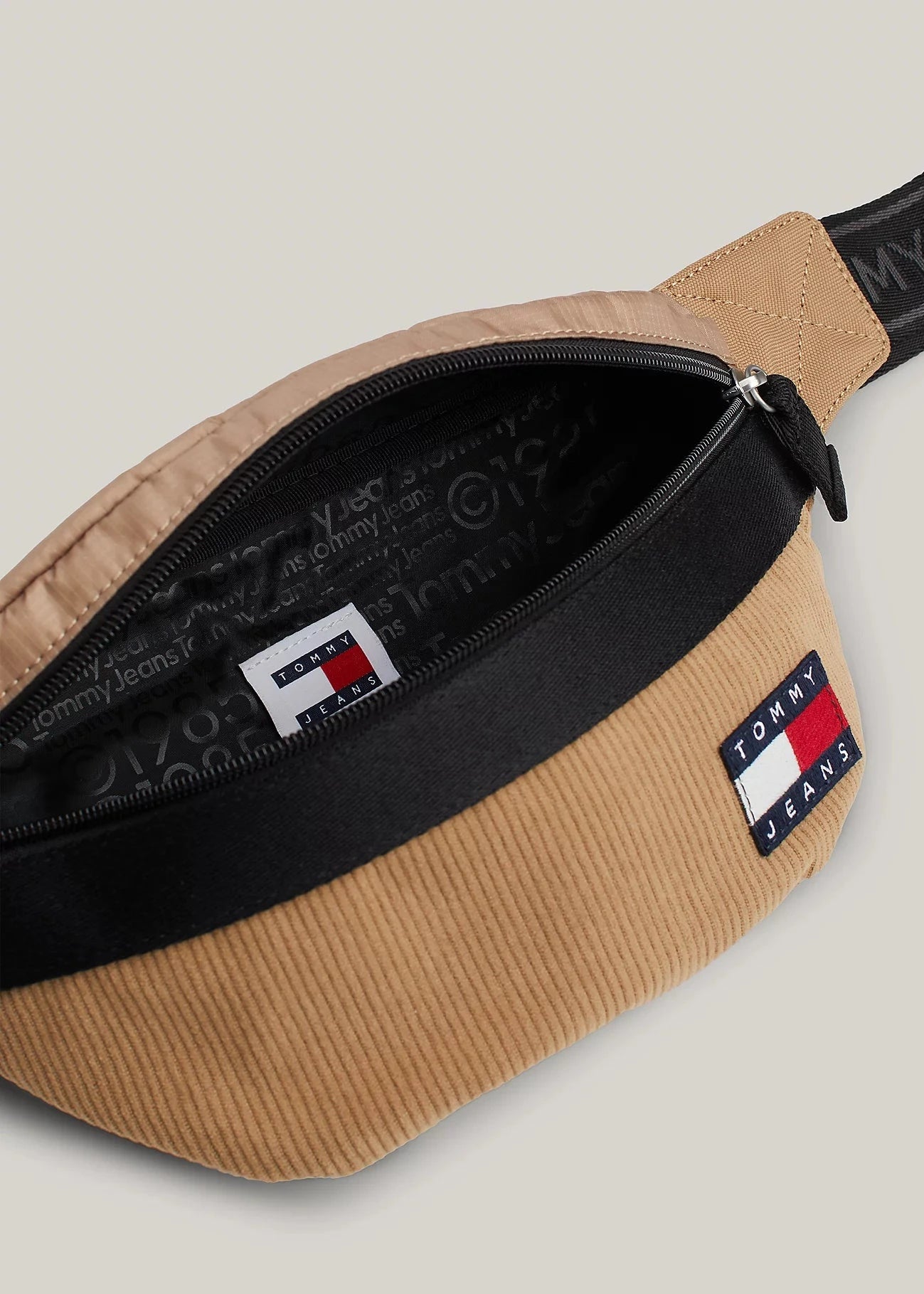 Sac banane Tommy Hilfiger en velours beige | Georgespaul 