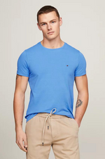 Laden Sie das Bild in den Galerie-Viewer, T-Shirt Tommy Hilfiger ajusté bleu en coton bio stretch

