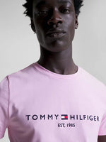 Laden Sie das Bild in den Galerie-Viewer, T-Shirt Tommy Hilfiger rose coton bio pour homme I Georgespaul
