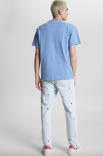 Laden Sie das Bild in den Galerie-Viewer, T-Shirt badge Tommy Jeans bleu clair en coton bio
