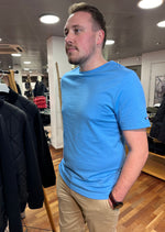 Laden Sie das Bild in den Galerie-Viewer, T-Shirt homme Georgespaul bleu en coton bio (100% Made in France)
