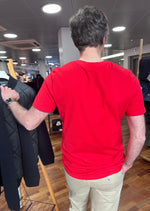 Laden Sie das Bild in den Galerie-Viewer, T-Shirt homme Georgespaul rouge en coton bio (100% Made in France)
