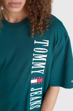 Charger l&#39;image dans la galerie, T-Shirt logo vertical Tommy Jeans vert en coton bio
