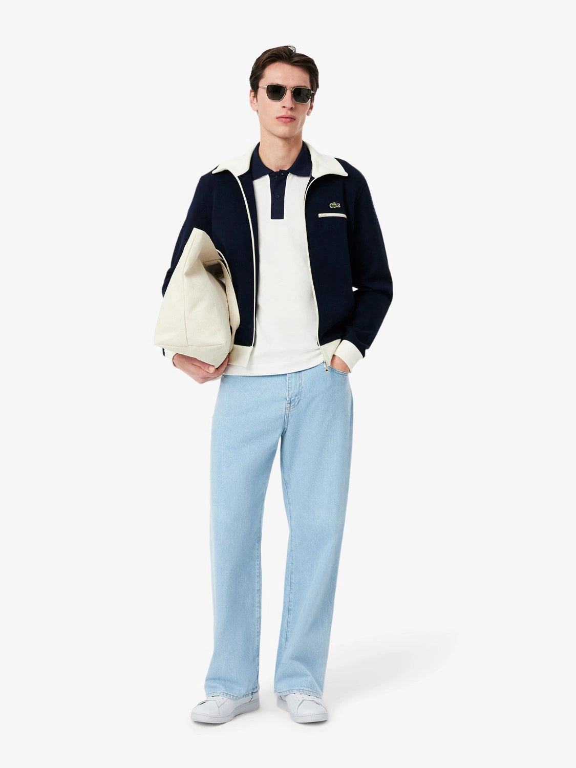 baskets-homme-lacoste-blanches-48sma0011042-porte