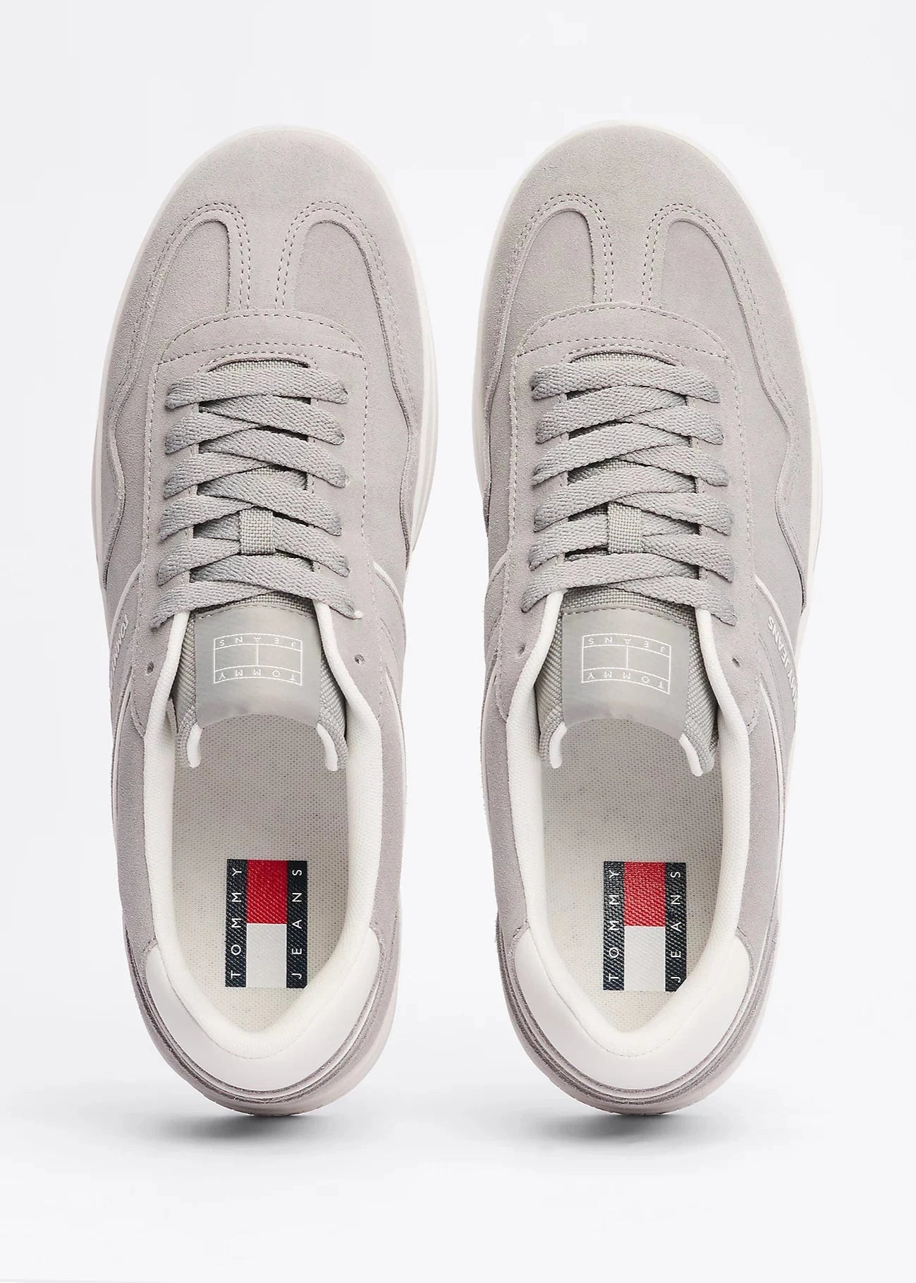 baskets-tommy-jeans-grises-em0em01516prz-dessus