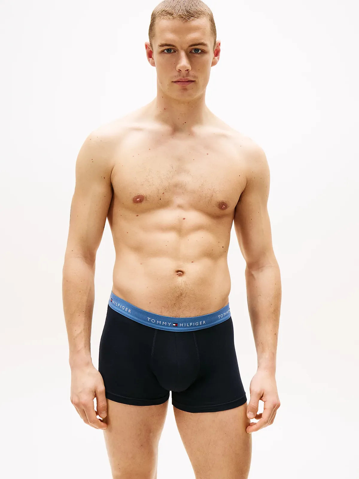 boxers-tommyhilfiger-homme-noirs-porte-bleu