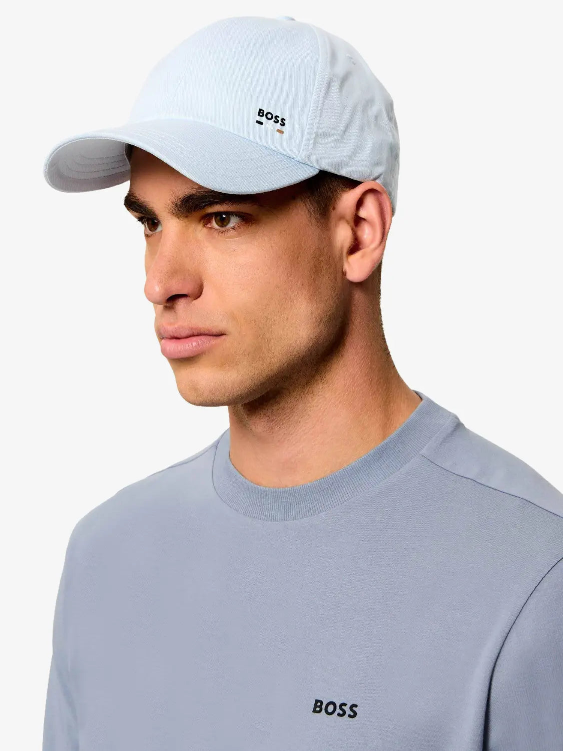 casquette-boss-bleue-porte-50556435499