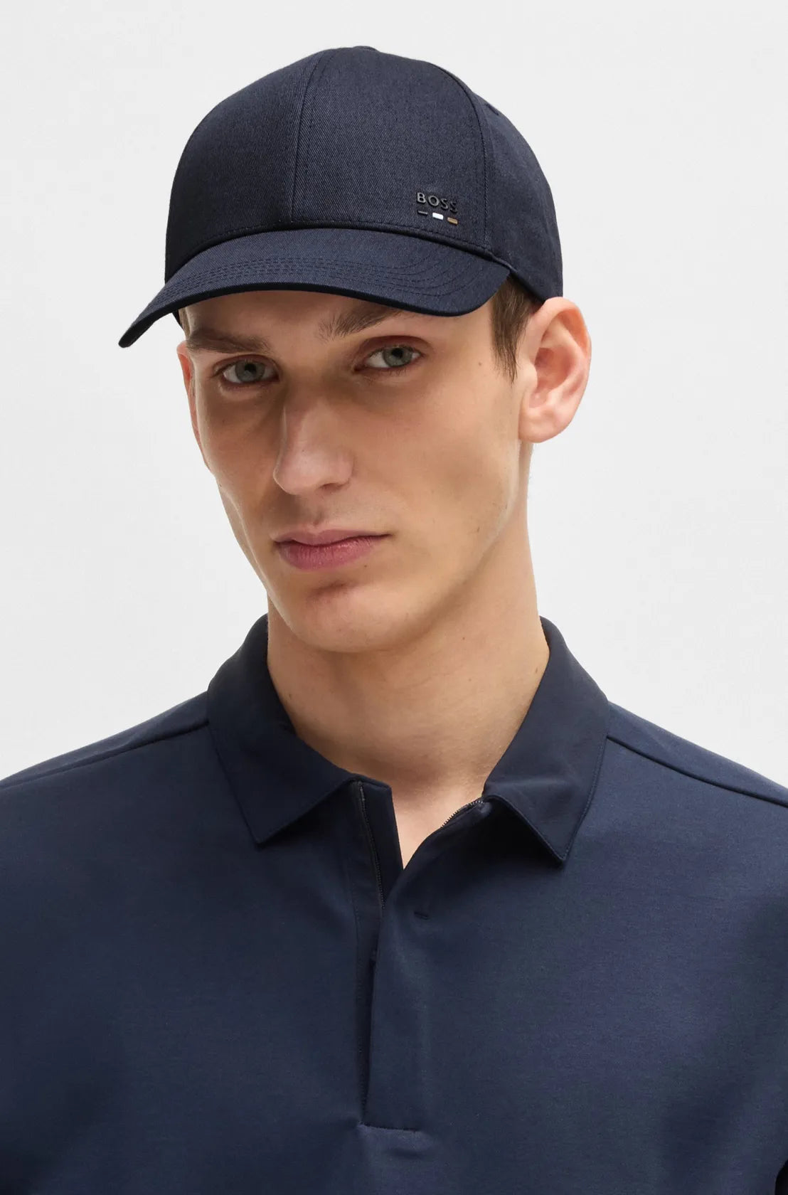 casquette-boss-homme-marine-porte
