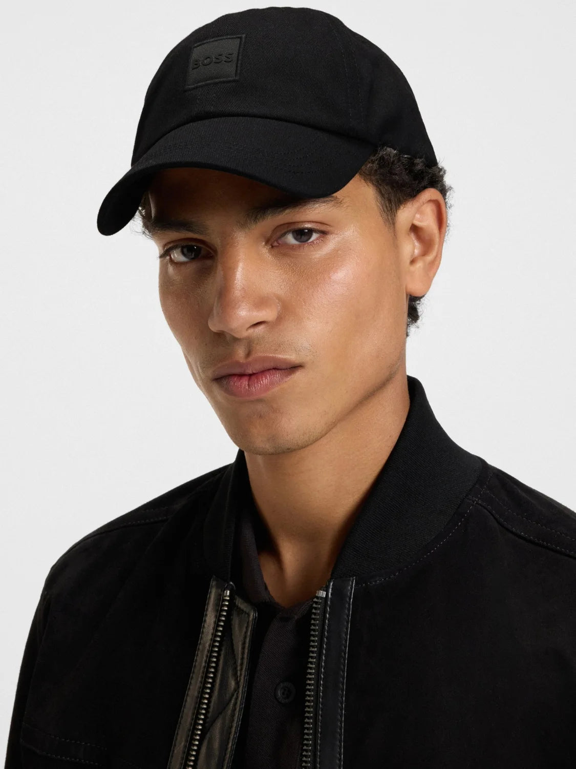 casquette-boss-homme-noir-porte