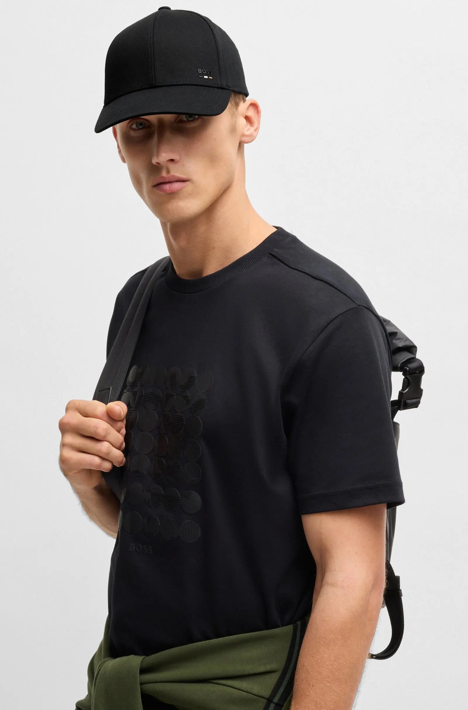 casquette-boss-noire-50539428001-porte