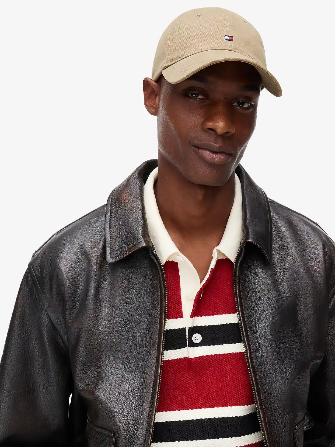 casquette-tommy-hilfiger-beige-AM0AM12531AG3-porte