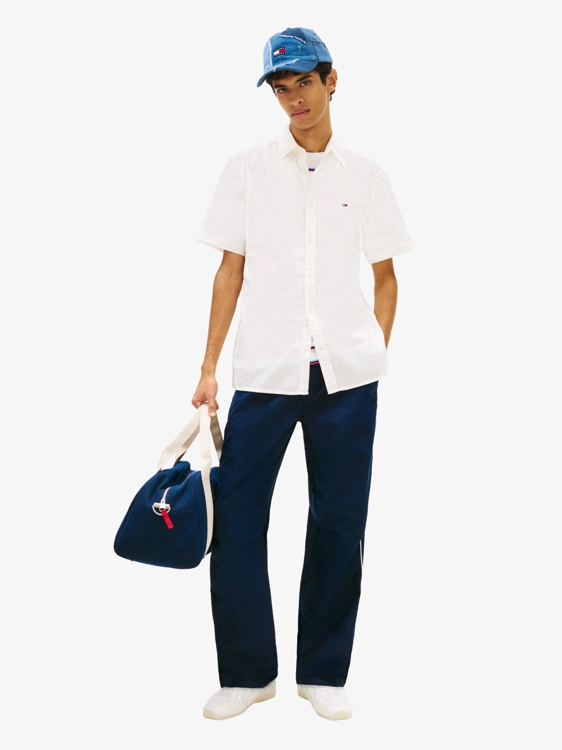 chemise-tommy-jeans-blanche-homme-DM0DM22786YBH-porte