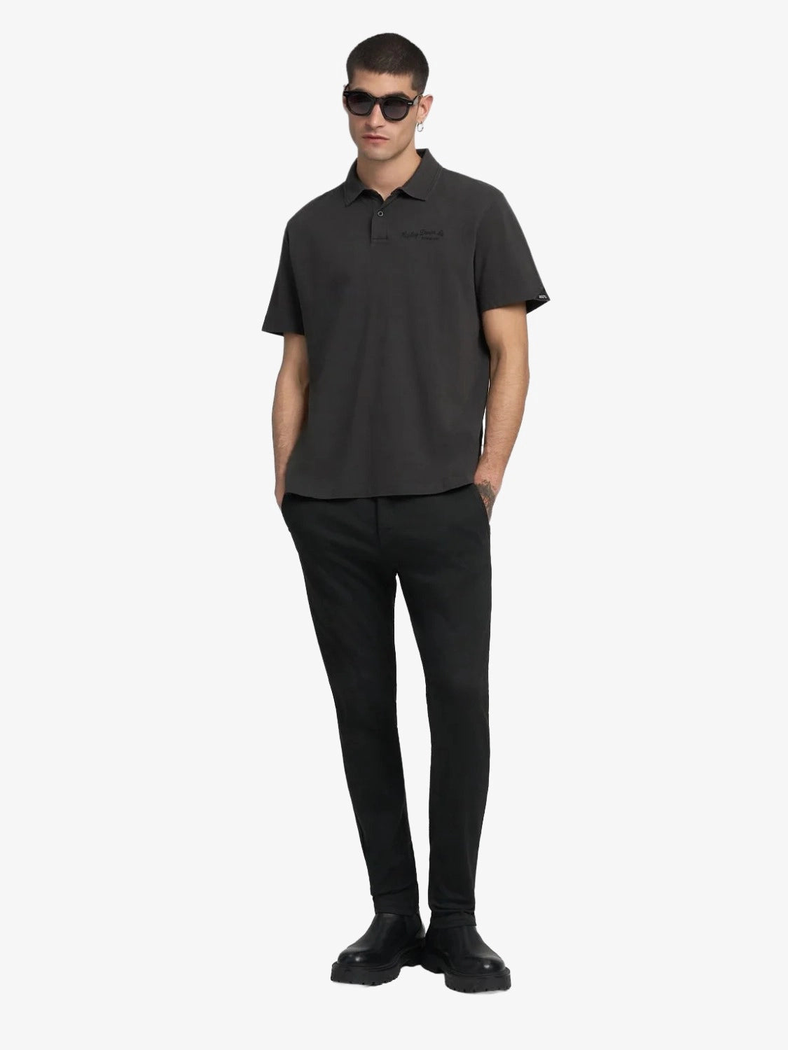 chino-relay-homme-noir-M9627E.000.8366197 040-porte