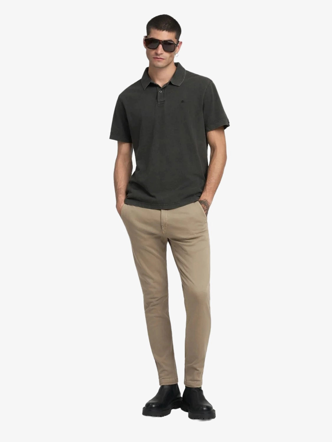 chino-replay-slim-beige-homme-M9627E.000.8366197 020-porte