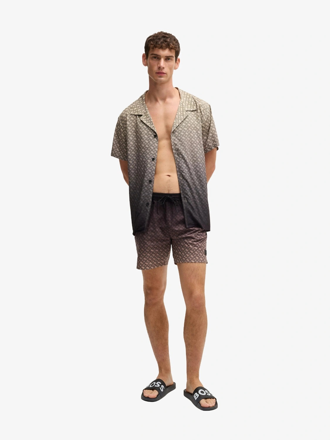 claquettes-boss-noires-homme-50536835001-porte