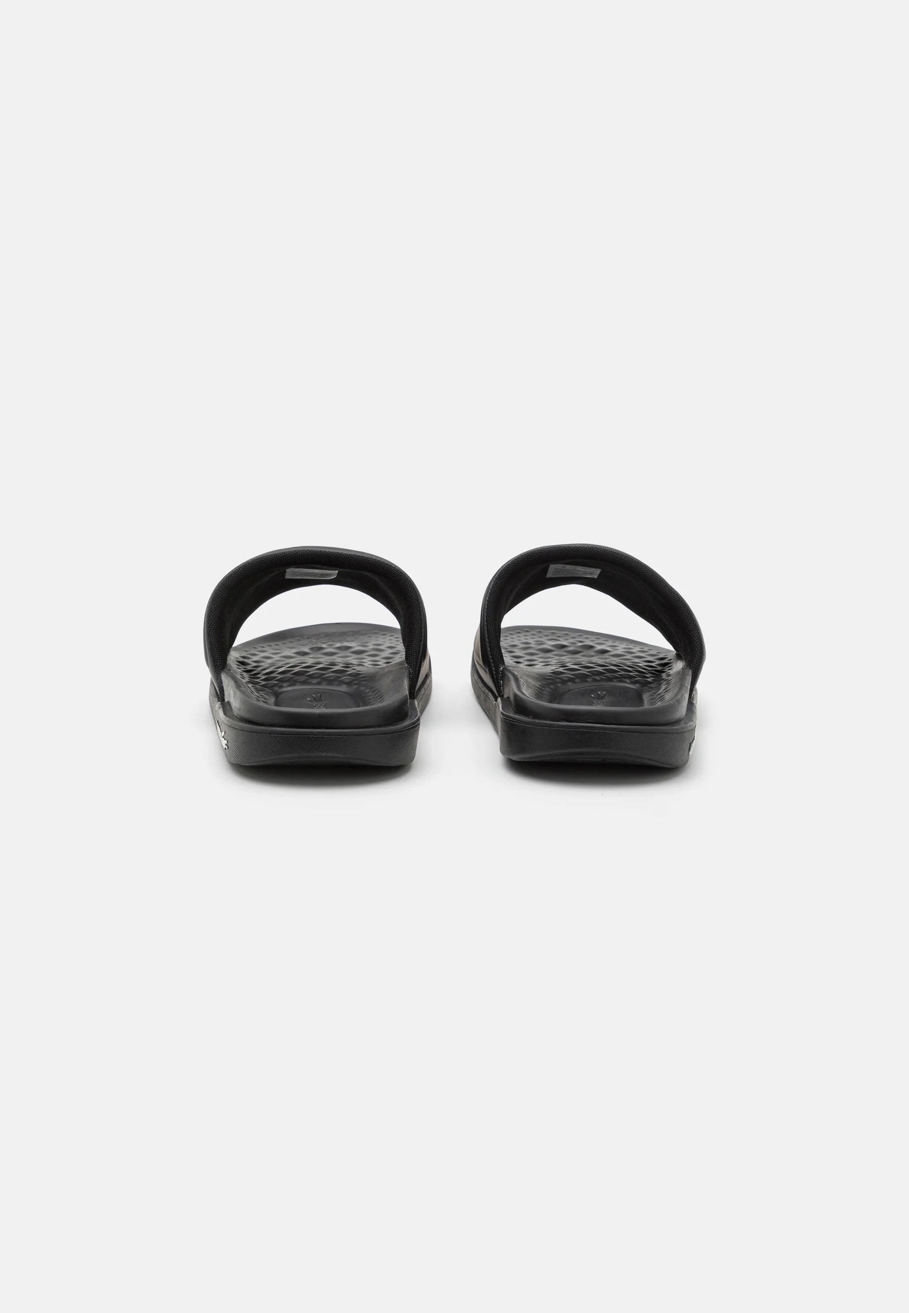 claquettes-lacoste-noires-43cma0110312-dos