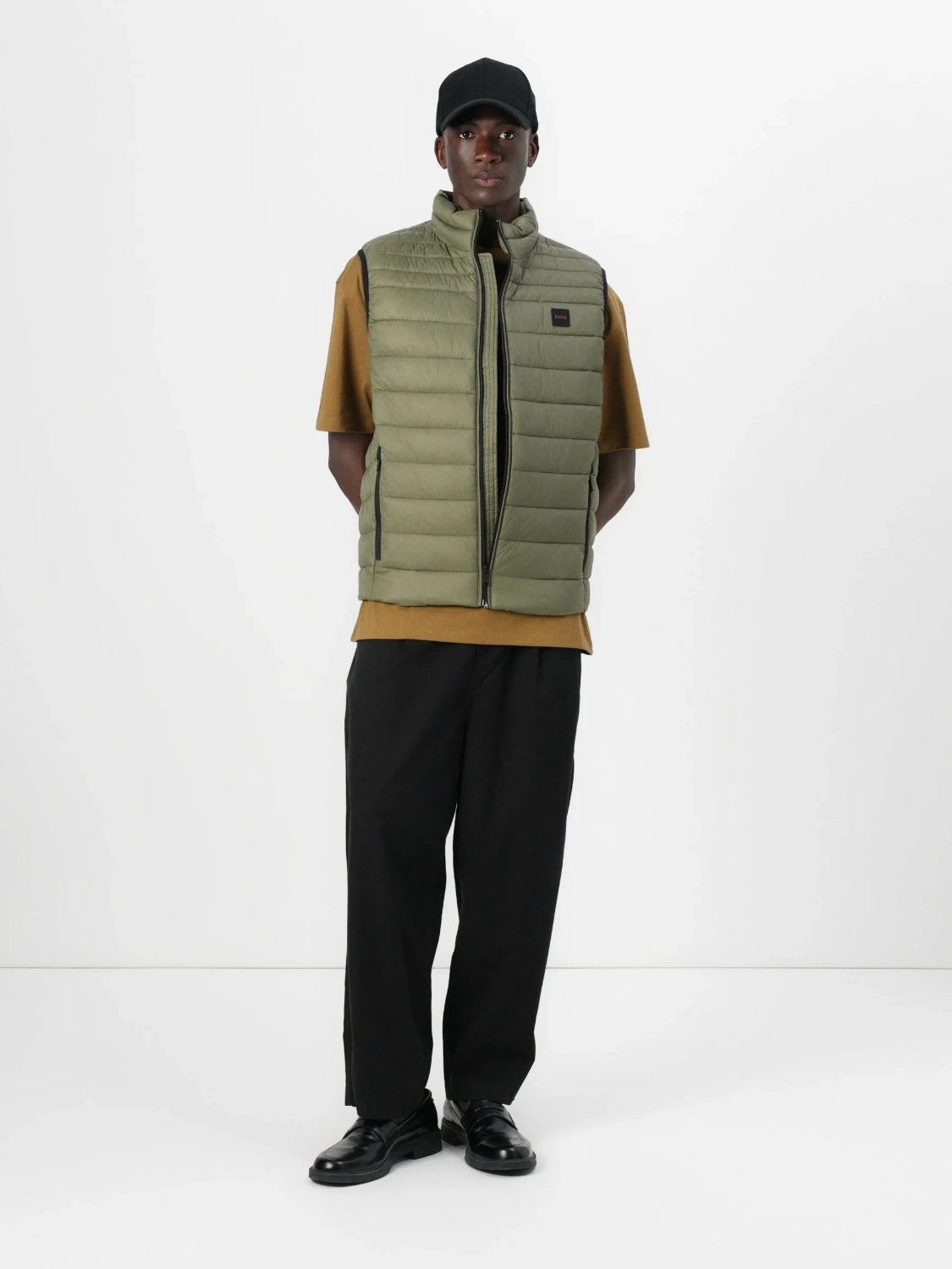 doudoune-sans-manches-boss-homme-kaki-porte