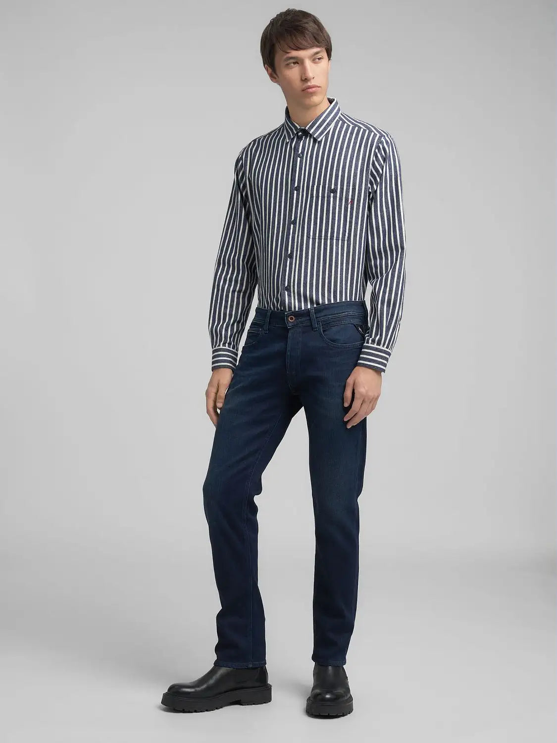 jean-replay-bleu-homme-porte