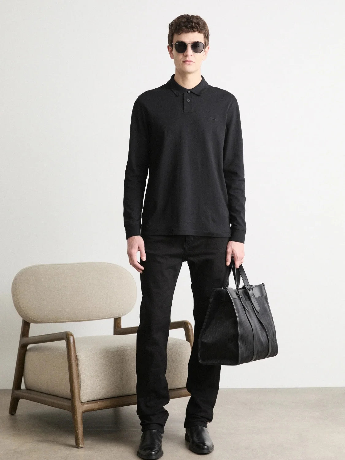 polo-manches-longues-boss-noir-homme-porte