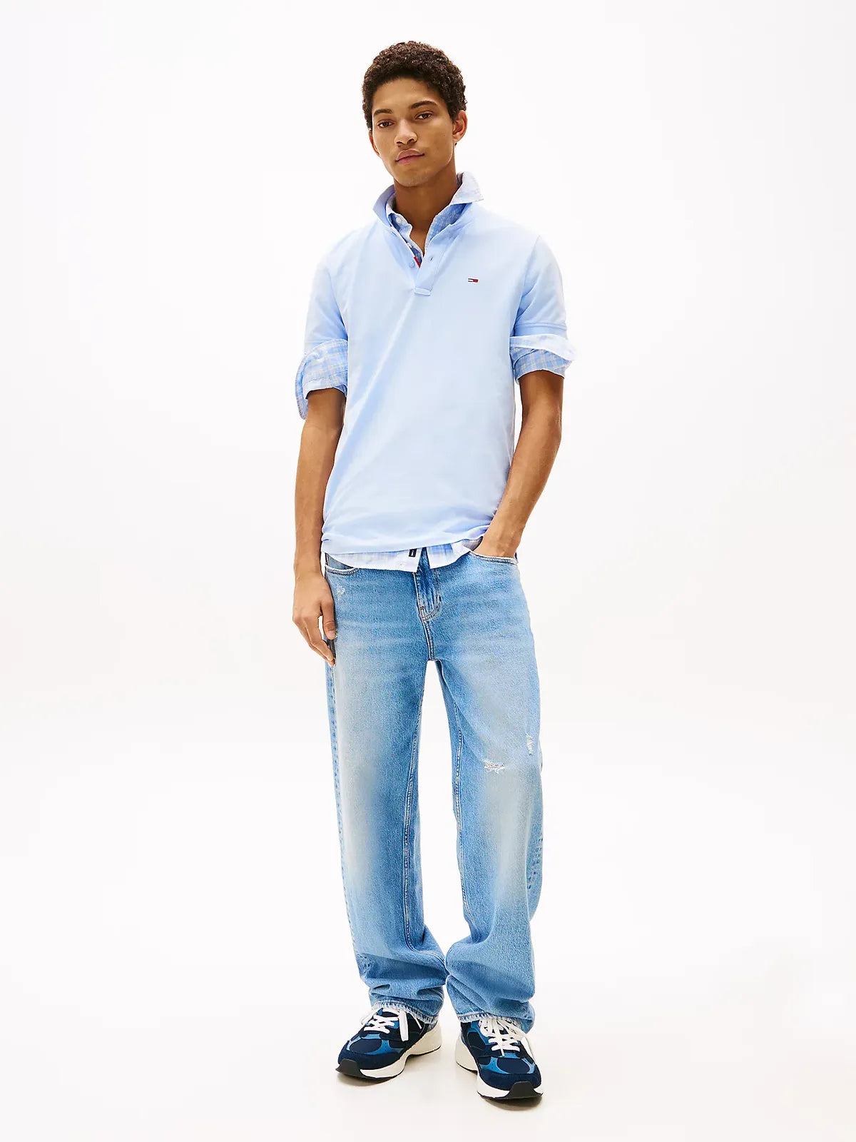 polo-tommyjeans-homme-bleu-porte