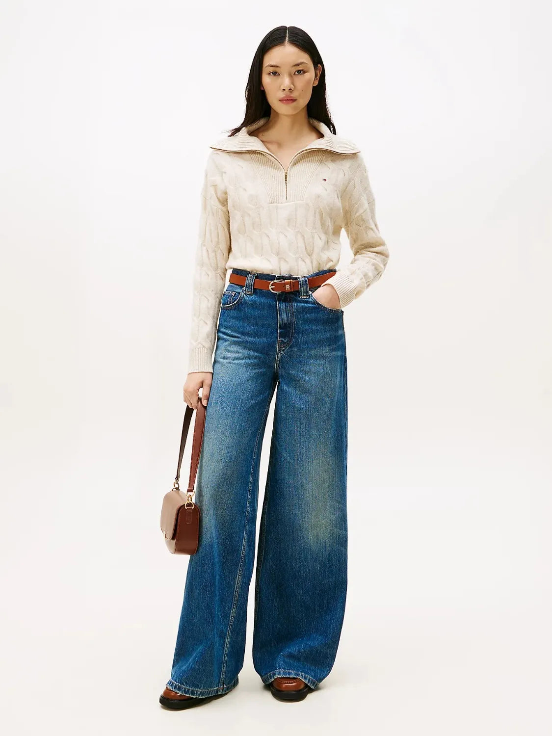 pull-femme-torsade-tommy-hilfiger-femme-beige-porte