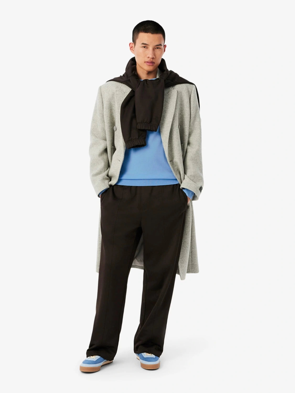 pull-lacoste-bleu-laine-homme-porte
