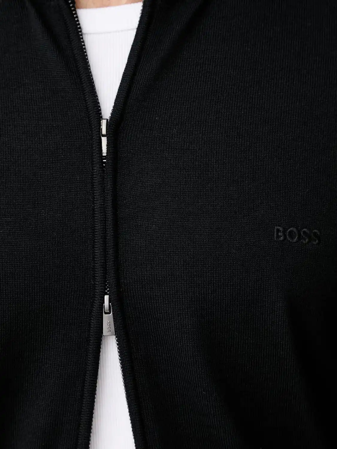 pull-zippe-boss-noir-laine-detail-50571915001